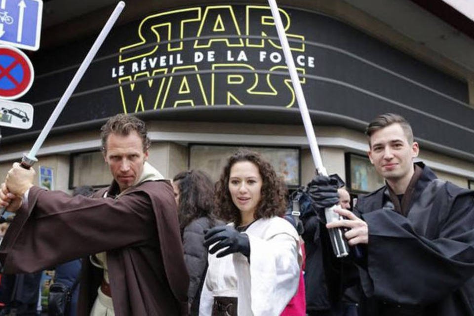Fãs de "Star Wars" madrugam na fila para ver novo filme