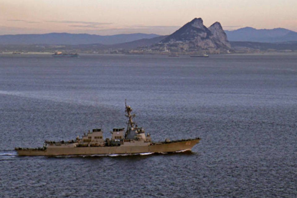 Imigrantes são resgatados em barcos no estreito de Gibraltar