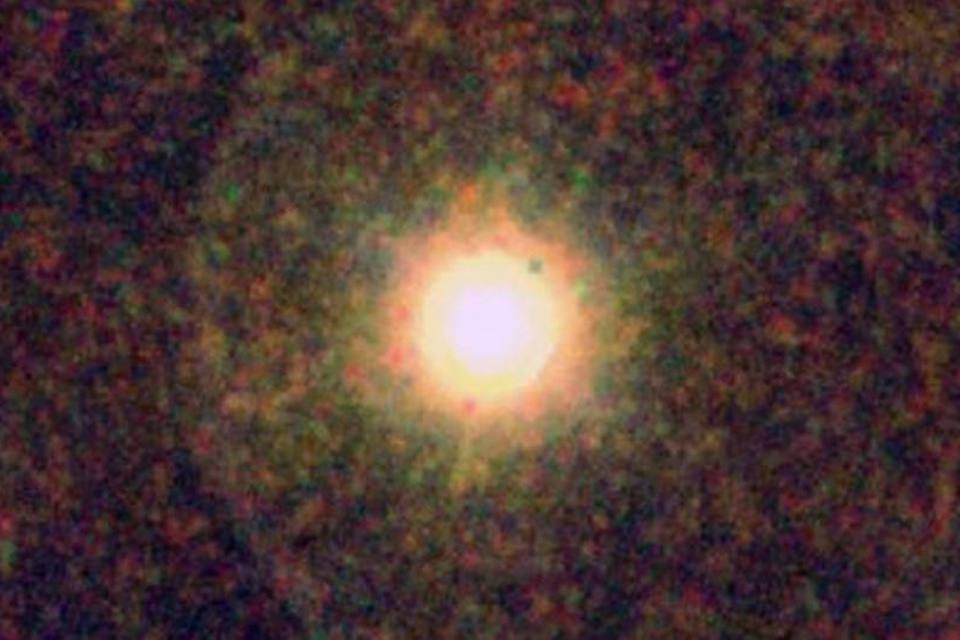 Vapor de água é achado ao redor de estrela