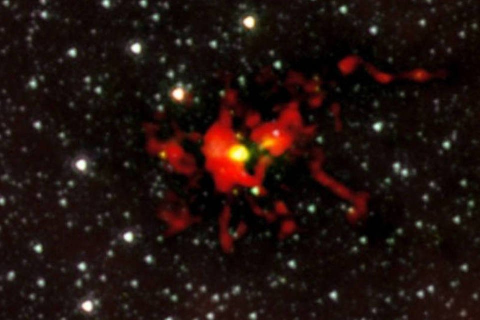 A estrela embrionária no seio da nuvem se alimenta do material que cai para o interior: esse "útero estelar" é considerado o maior já encontrado na Via Láctea, com cerca de 500 vezes a massa solar. (Divulgação/ESO)