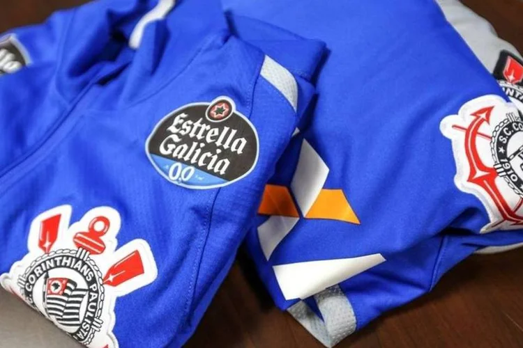 
	Uniforme do Corinthians: a parceria, com dura&ccedil;&atilde;o inicial de tr&ecirc;s anos, tamb&eacute;m prev&ecirc; o uso da marca Estrella Galicia nas roupas de treino e de viagem dos jogadores
 (Divulgação)
