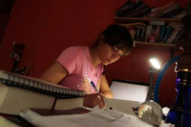 Durante os estudos é essencial que o candidato resolva várias questões da banca (Getty Images)