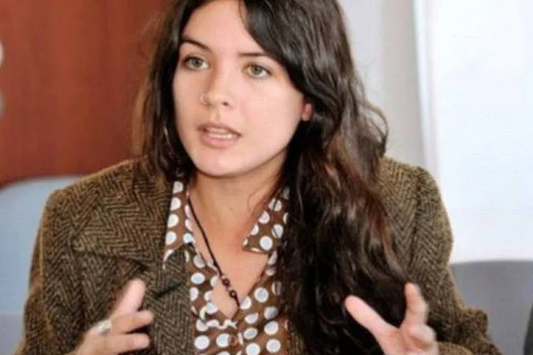 A líder do movimento estudantil chileno, Camila Vallejo, durante reunião na sede da Unesco em Paris (Stéphanie cadel/AFP)