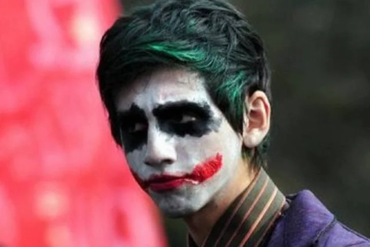 Estudante fantasiado de "Coringa", do Batman, durante protesto contra governo Piñera em Santiago no dia 25 (Martin Bernetti/AFP)