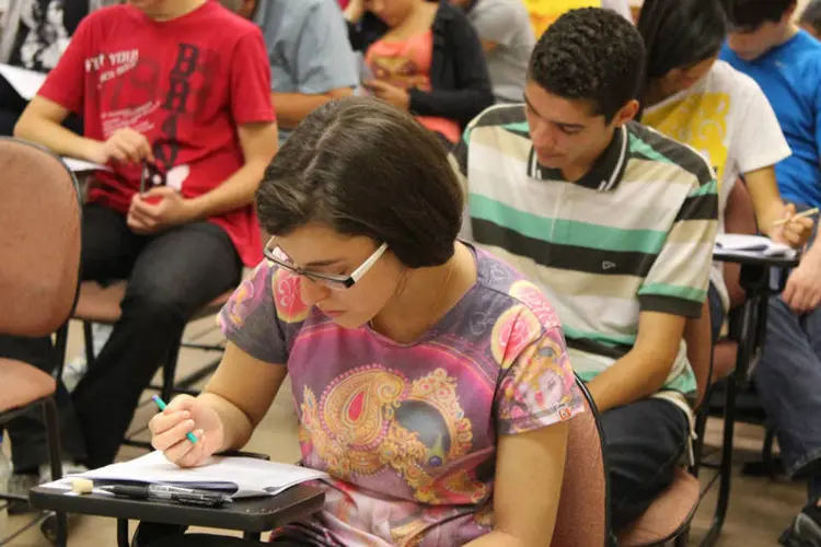 Estudante faz prova do Enem (Marcos Santos/USP Imagens)