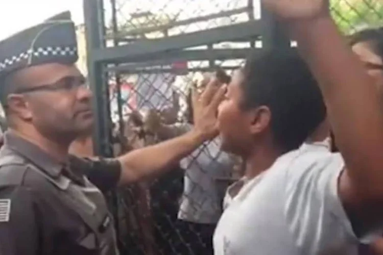 Estudante chama a atenção de policiais durante ocupação de escola em São Paulo (Reprodução/Coletivo Desentorpecendo A Razão/Facebook)