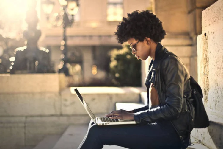 Estudante usa computador: bolsas não se resumem a ajuda financeira (foto/Thinkstock)