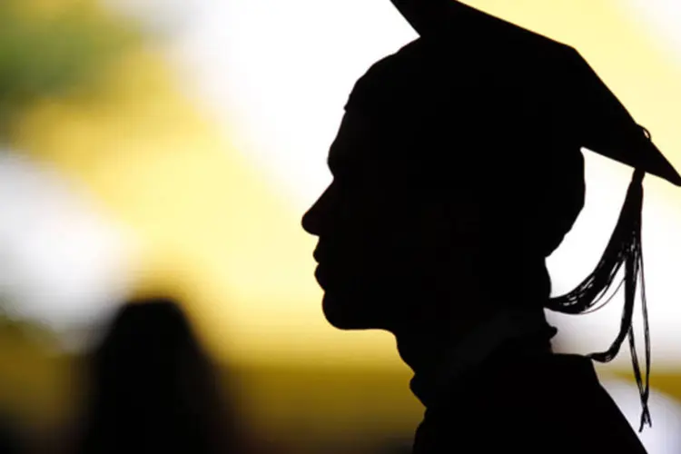 
	Silhueta de um estudante vestindo uma beca: maior parte dos cursos est&aacute; nas regi&otilde;es Sudeste e Nordeste (REUTERS/Brian Snyder)