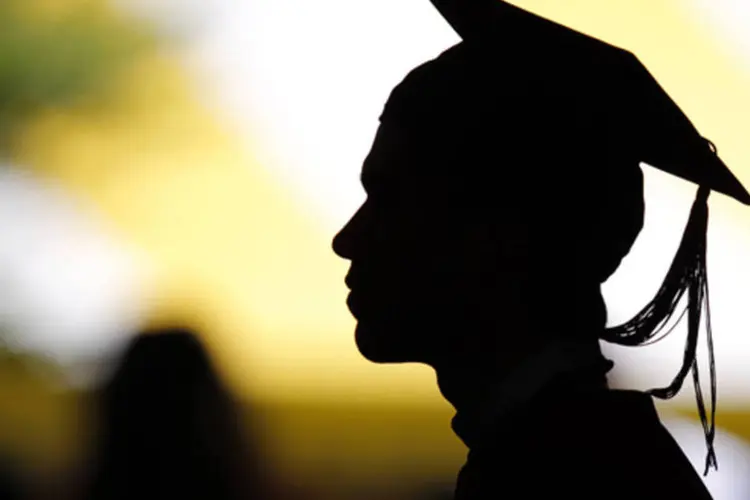 silhueta de um estudante vestindo uma beca (REUTERS/Brian Snyder)