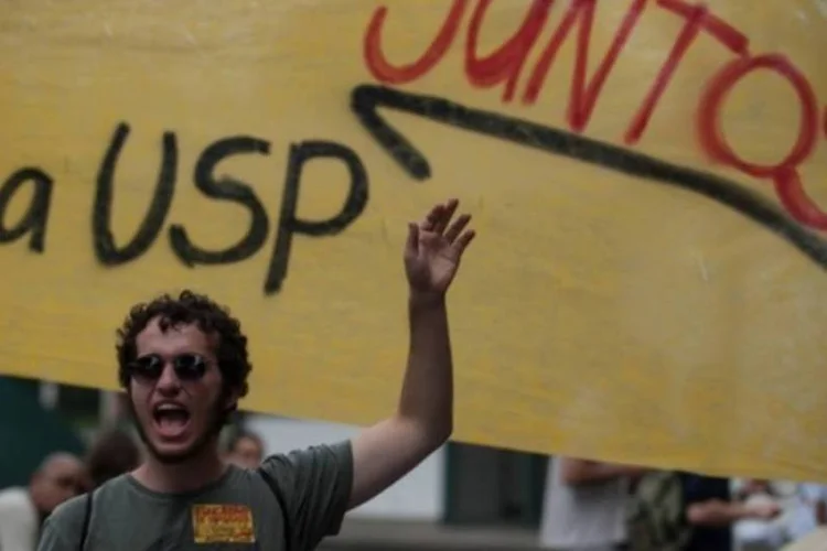 
	Estudante da USP em protesto: o DCEnformou que os alunos pediram a reformula&ccedil;&atilde;o do estatuto da USP e um acordo para acertar a reposi&ccedil;&atilde;o das aulas perdidas&nbsp;
 (Marcelo Camargo/Agência Brasil)