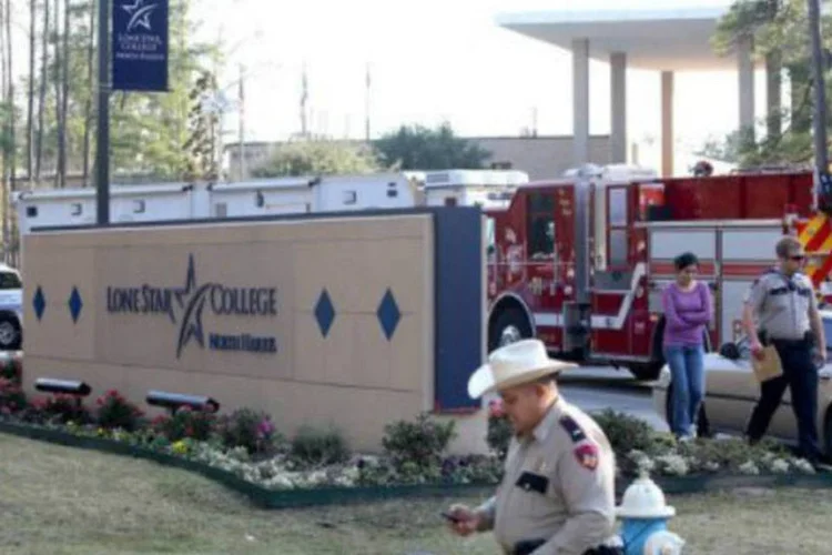 
	Autoridades detiveram um homem branco, que &quot;come&ccedil;ou a apunhalar as pessoas&quot;, pouco depois das 11h, hora local (13h hor&aacute;rio de Bras&iacute;lia), no campus Cyfair, do Lone Star College
 (AFP)