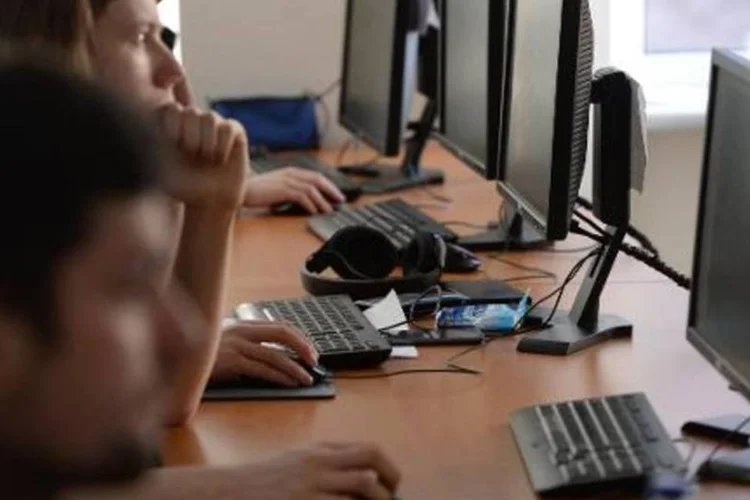 Estudantes em Berlim: programa oferecia uma ajuda financeira a jovens europeus para se formar, receber uma bolsa de estudos ou trabalhar (Patrik Stollarz/AFP)