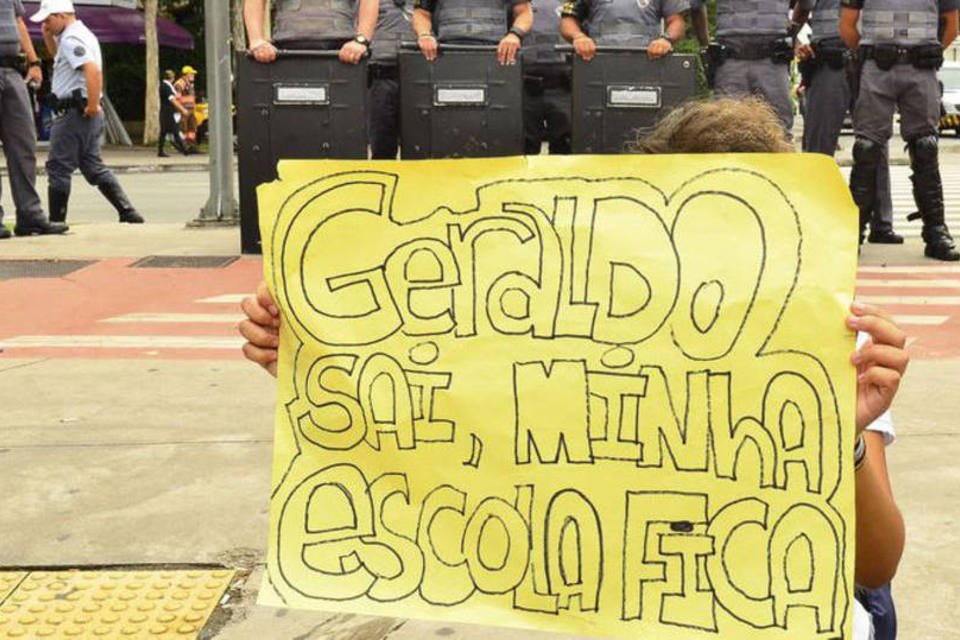 Alunos protestam contra desvios na merenda e salas fechadas