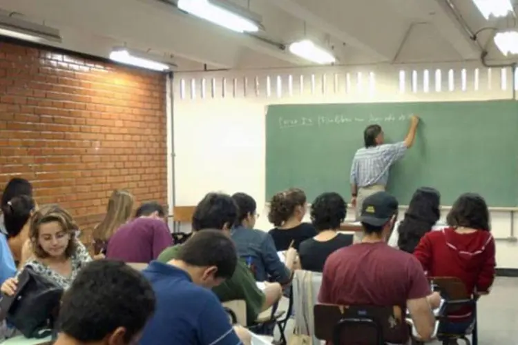 Por meio de uma apostila distribuída pela escola, os alunos tiveram acesso antecipado a 14 questões que foram cobradas na prova de outubro (Agência Brasil)