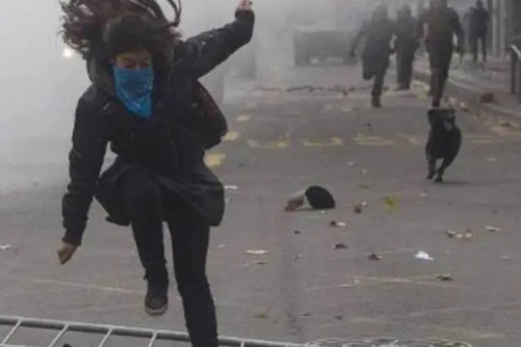 Estudantes chilenos entram em confronto com a polícia durante protestos em Santiago, em 10 de junho de 2014 (AFP)