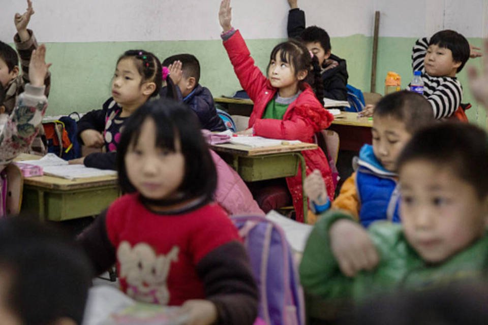 Crianças chinesas testam sala de aula de realidade virtual