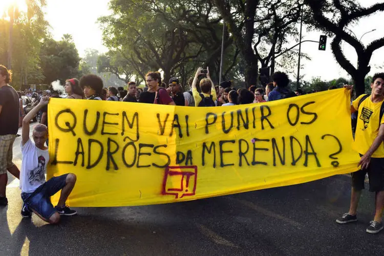 
	Protesto: eles reivindicam melhorias na educa&ccedil;&atilde;o e puni&ccedil;&atilde;o quanto aos desvios na merenda escolar
 (Rovena Rosa/ Agência Brasil)