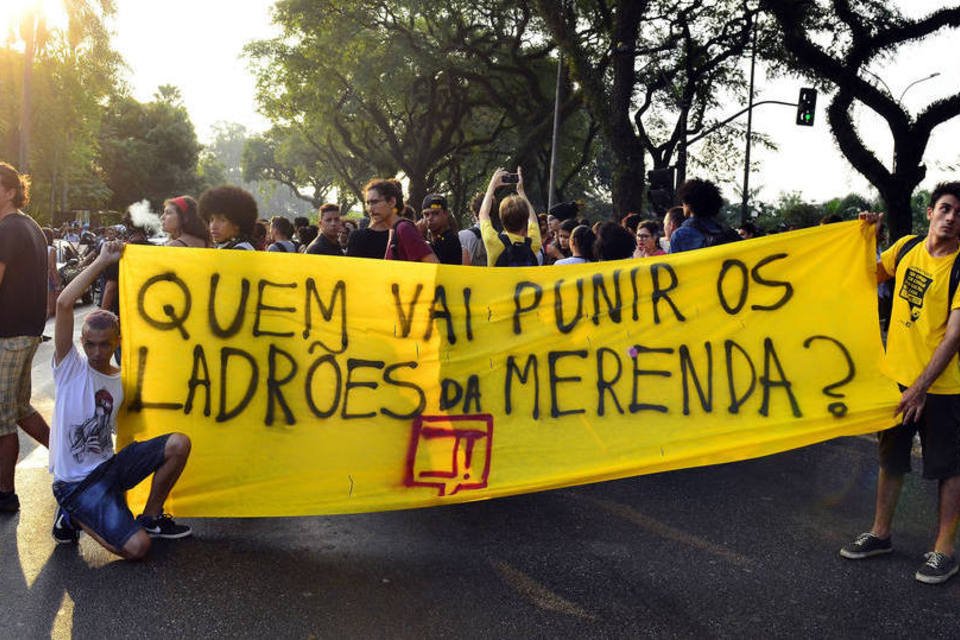Estudantes protestam contra desvios na merenda em São Paulo