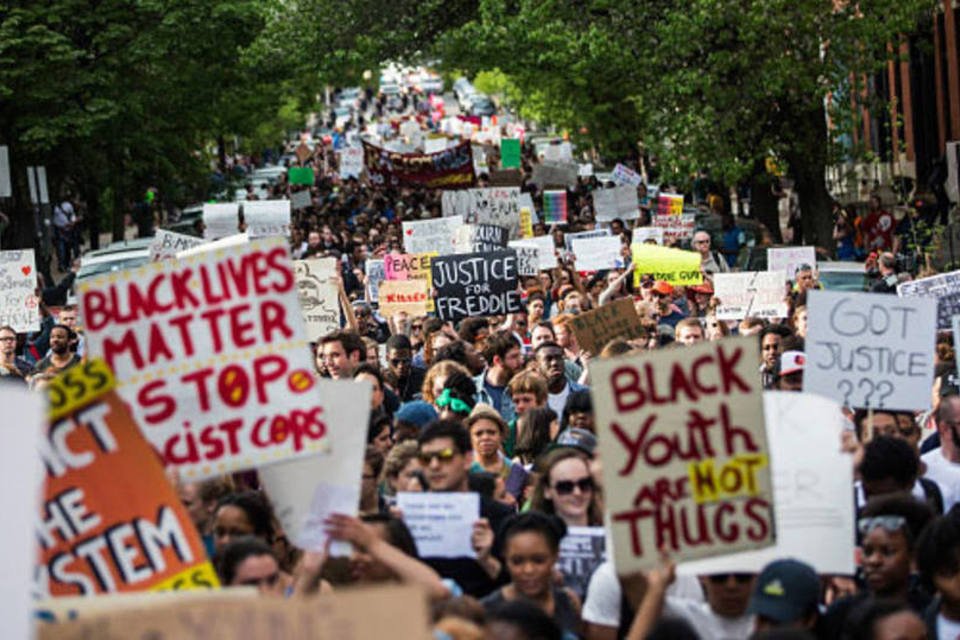 EUA absolvem policial por morte de jovem negro em Baltimore