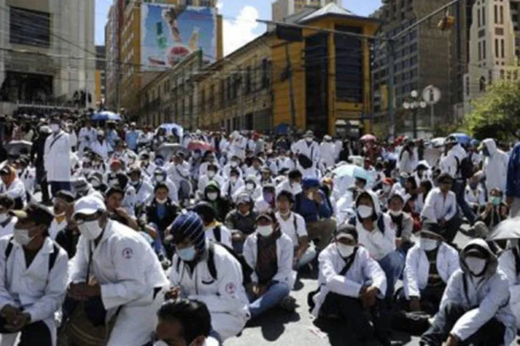 Manifestantes lançaram pedras e bolas de gude contra os policiais, que responderam com gás lacrimogêneo e potentes jatos de água para dispersá-los (Jorge Bernal/AFP)