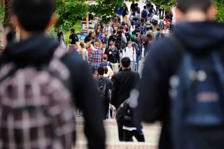 universitários caminham em campus (Getty Images)