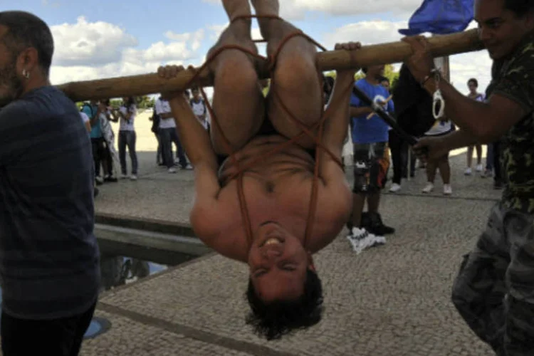 
	Estudantes simulam o pau de arara durante protesto contra a impunidade dos crimes da ditadura militar
 (Antonio Cruz/ABr/Wikimedia Commons)