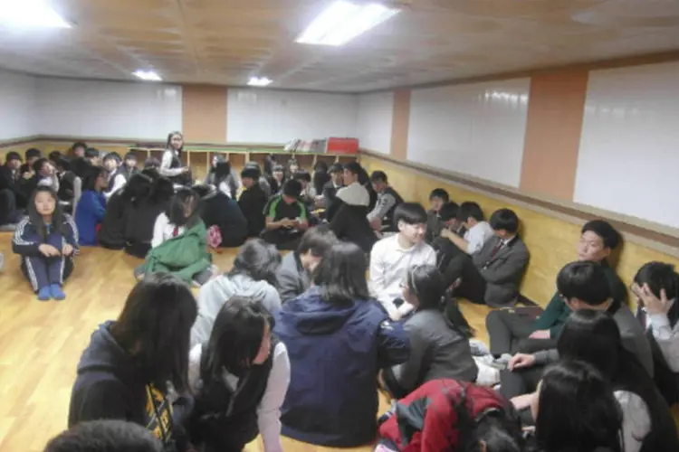 
	Estudantes e moradores em ref&uacute;gio durante exerc&iacute;cio militar: moradores de ilha sul-coreana pr&oacute;xima da fronteira foram encaminhados para abrigos
 (Yonhap/Reuters)