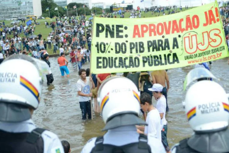 
	Em ato, estudantes pedem vota&ccedil;&atilde;o do PNE e 10% do PIB para educa&ccedil;&atilde;o: plano destina 10% do Produto Interno Bruto (PIB) para a educa&ccedil;&atilde;o &ndash; atualmente s&atilde;o investidos 5,3% do PIB
 (Marcelo Camargo/Agência Brasil)