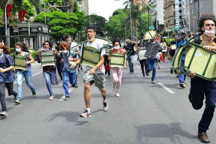 
	Estudantes contra a reorganiza&ccedil;&atilde;o das escolas: houve confronto com a Pol&iacute;cia Militar, que usou bombas de g&aacute;s lacrimog&ecirc;neo
 (Rovena Rosa/Agência Brasi)