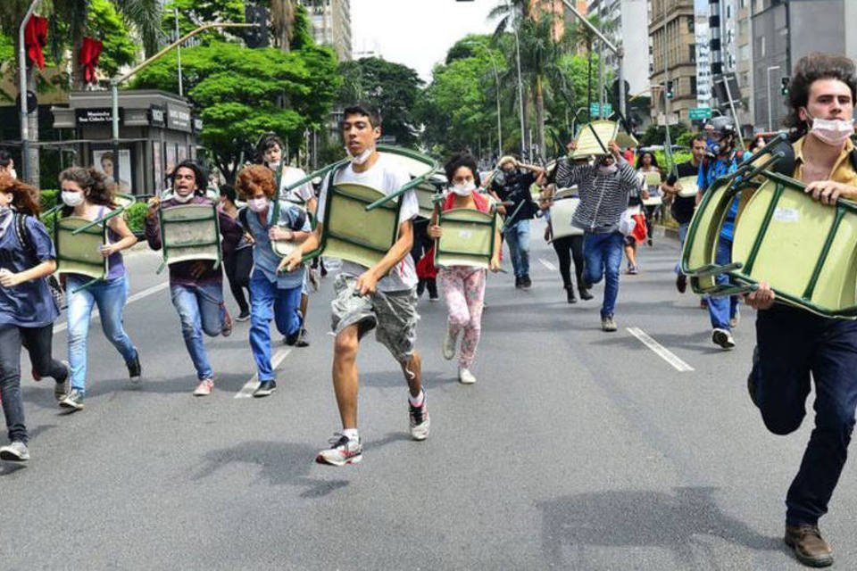 PM reprime protesto de estudantes na Avenida Paulista