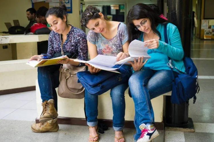 
	Aditamento do FIES: O documento formaliza a decis&atilde;o anunciada pelo MEC na ter&ccedil;a-feira, 26, ap&oacute;s reuni&atilde;o com representantes de institui&ccedil;&otilde;es de ensino superior sobre o programa
 (Flickr/Creative Commons/Francisco Osorio)