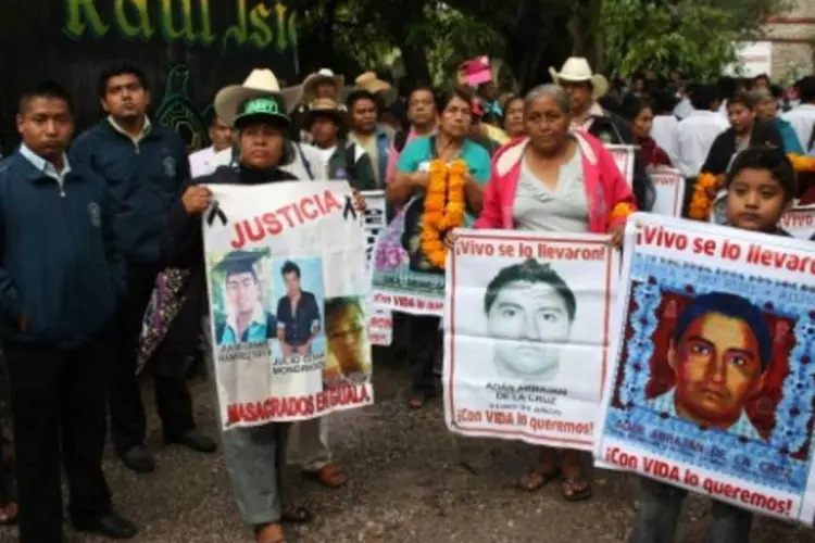Familiares dos 43 estudantes desaparecidos em Ayorzinapa participam de protesto, em Tixtla (Jesus Guerrero/AFP)