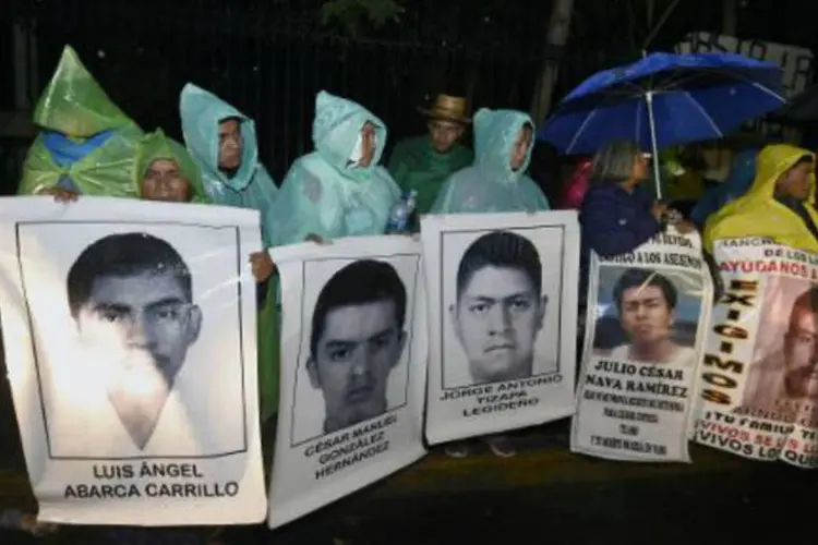 Pais de estudantes desaparecidos no México protestam perto da residência oficial da presidência (Alfredo Estrella/AFP)