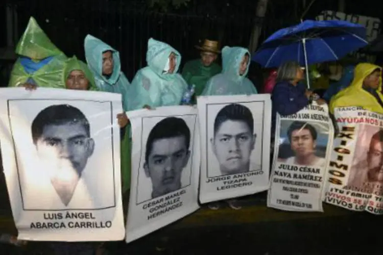 
	Pais de estudantes desaparecidos no M&eacute;xico protestam
 (Alfredo Estrella/AFP)