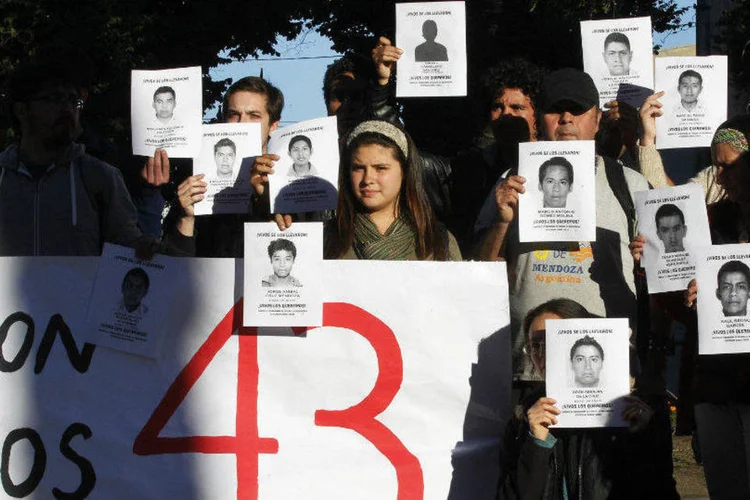 Estudantes protestam com fotografias de alguns dos 43 desaparecidos no México (Rodrigo Garrido/Reuters)