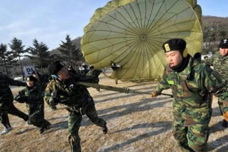 Estudantes sul-coreanos participam de exercícios militares para civis em Bucheon (Jung Yeon-Je/AFP)