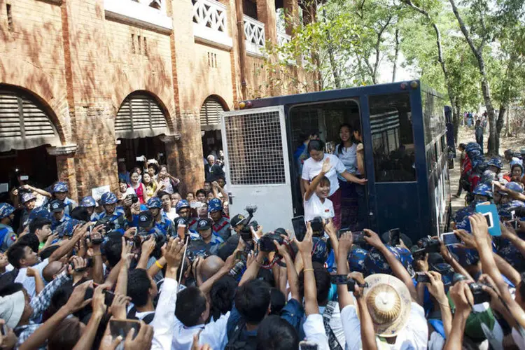 
	Estudantes: em sua primeira diretriz como conselheira de Estado, Aung San Suu Kyi disse que trabalharia pela liberta&ccedil;&atilde;o imediata dos presos pol&iacute;ticos e dos estudantes
 (Ye Aung Thu / AFP)