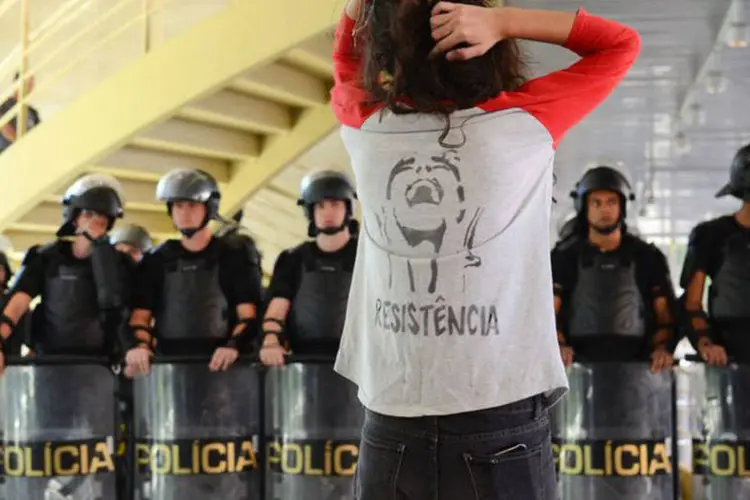 
	Estudantes ocupando Centro Paula Souza: investimento do governo Alckmin em compra de equipamentos caiu pela metade entre 2014 e 2015.
 (Rovena Rosa/Agência Brasil)