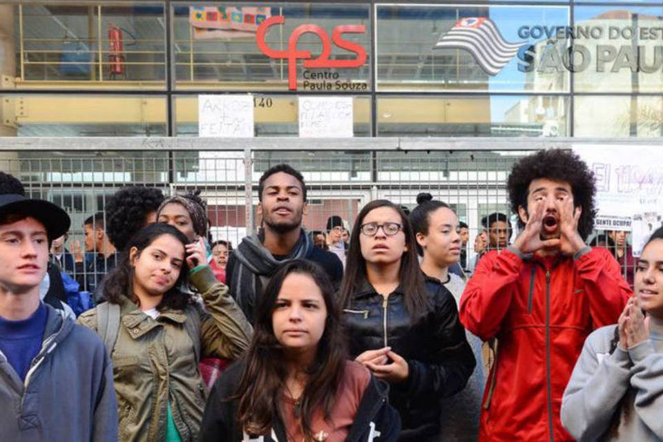 Estudantes permanecem em prédio ocupado em SP