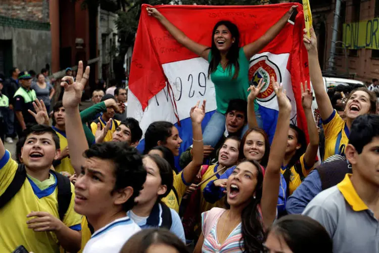 
	Paraguai: estudantes pedem o aumento do or&ccedil;amento para a entrega de livros e almo&ccedil;o gratuito nas escolas p&uacute;blicas e a luta contra a corrup&ccedil;&atilde;o
 (Jorge Adorno / Reuters)