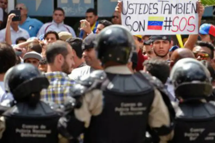 Estudantes encaram policiais em Caracas: situação na Venezuela preocupa os países vizinhos (Juan Barreto/AFP)