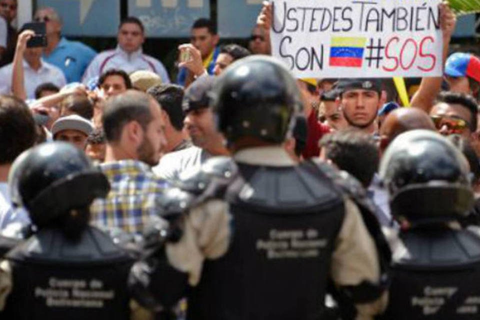 Opositores desafiam governo com passeata na Venezuela