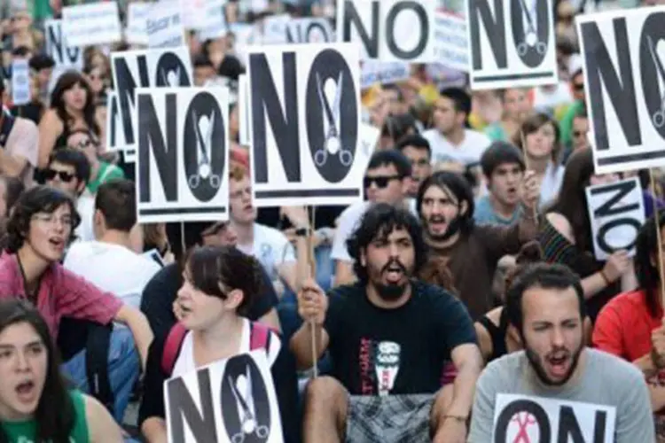 Estudantes protestam contra os cortes na educação em Madri no dia 10 de maio
 (Dani Pozo/AFP)