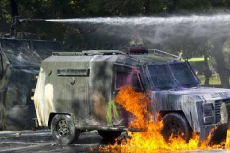 Veículo da polícia lança jatos d'água contra manifestantes em Santiago, no Chile (Martin Bernetti/AFP)
