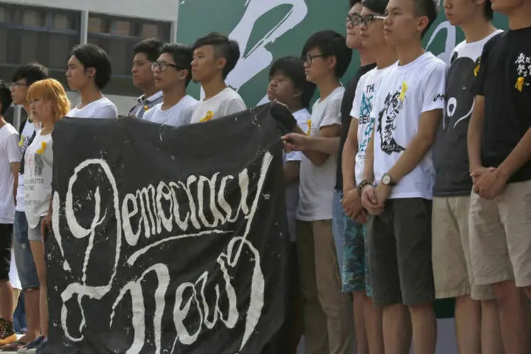 Estudantes exibem faixa durante protesto na Universidade da Chinesa de Hong Kong (Bobby Yip/Reuters)