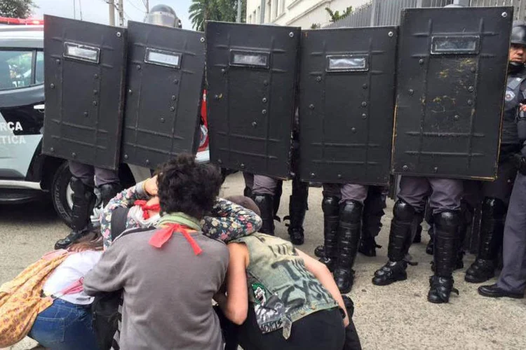 
	Estudantes que ocuparam o Centro Paula Souza s&atilde;o obrigados pela PM a desocupar
 (Reprodução Facebook / Coletivo O Mal Educado)