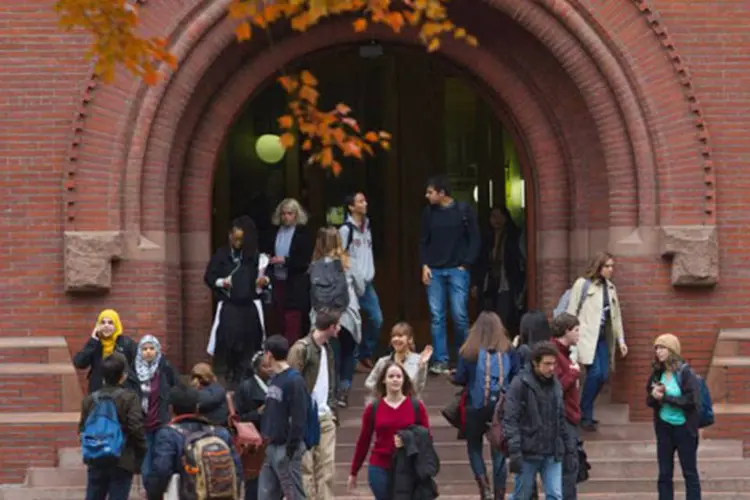 
	Estudantes saem da aula em Harvard: mudan&ccedil;a ocorre em um momento em que as principais universidades se colocam na defensiva
 (Jon Chase/Harvard/Divulgação)
