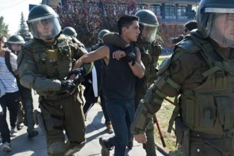 Nos últimos meses, Santiago e várias cidades chilenas foram tomadas por protestos marcados por momentos de violência entre manifestantes e os chamados carabineros (policiais militares chilenos) (©AFP PHOTO / Claudio Santana)