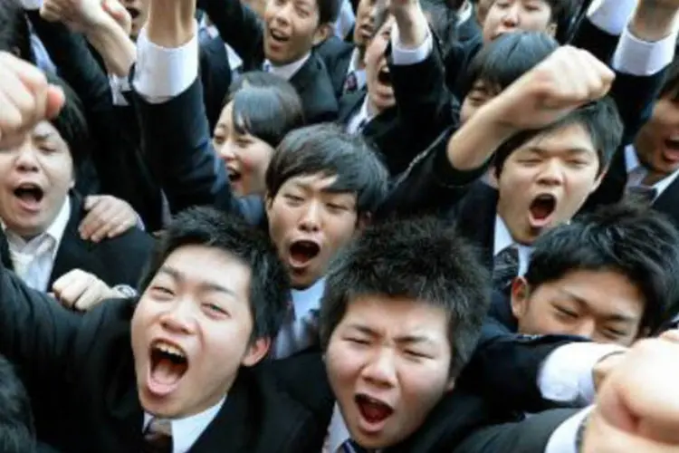 Estudantes participam em Tóquio da cerimônia que marca o início de sua procura por emprego: asiáticos já são os melhores em outras disciplinas (Toru Yamanaka/AFP)