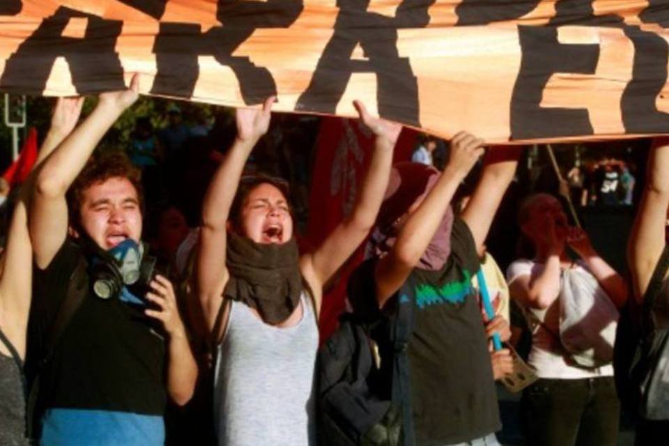 Estudantes protestam por universidades gratuitas, em Santiago, Chile (Claudio Reyes/AFP)